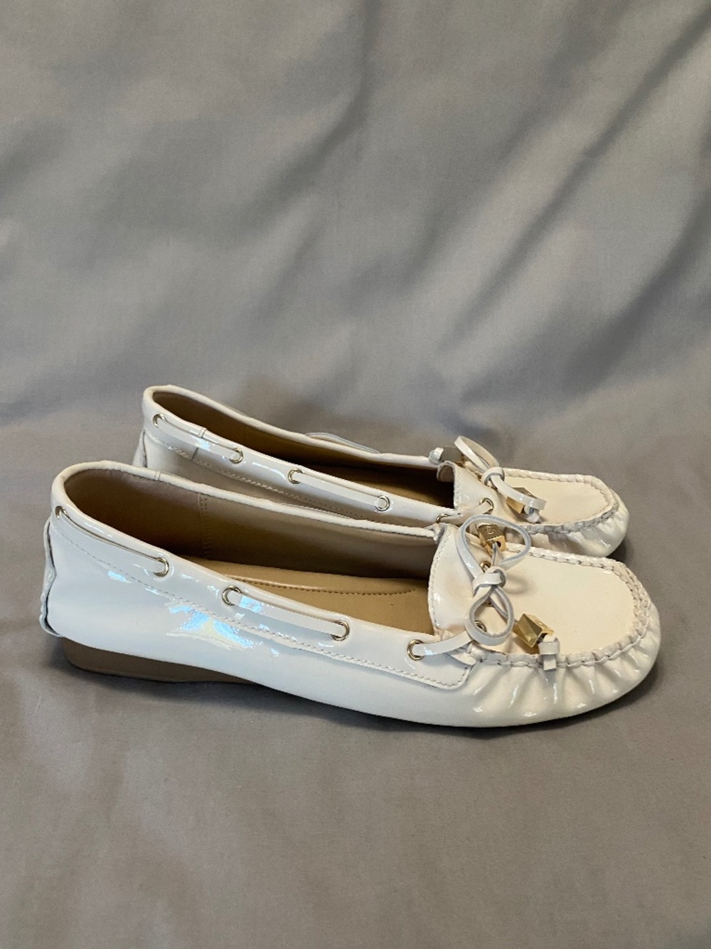 Michael Kors Patent Leather shinny Cream color Loafers women's Size 6M (NWT)